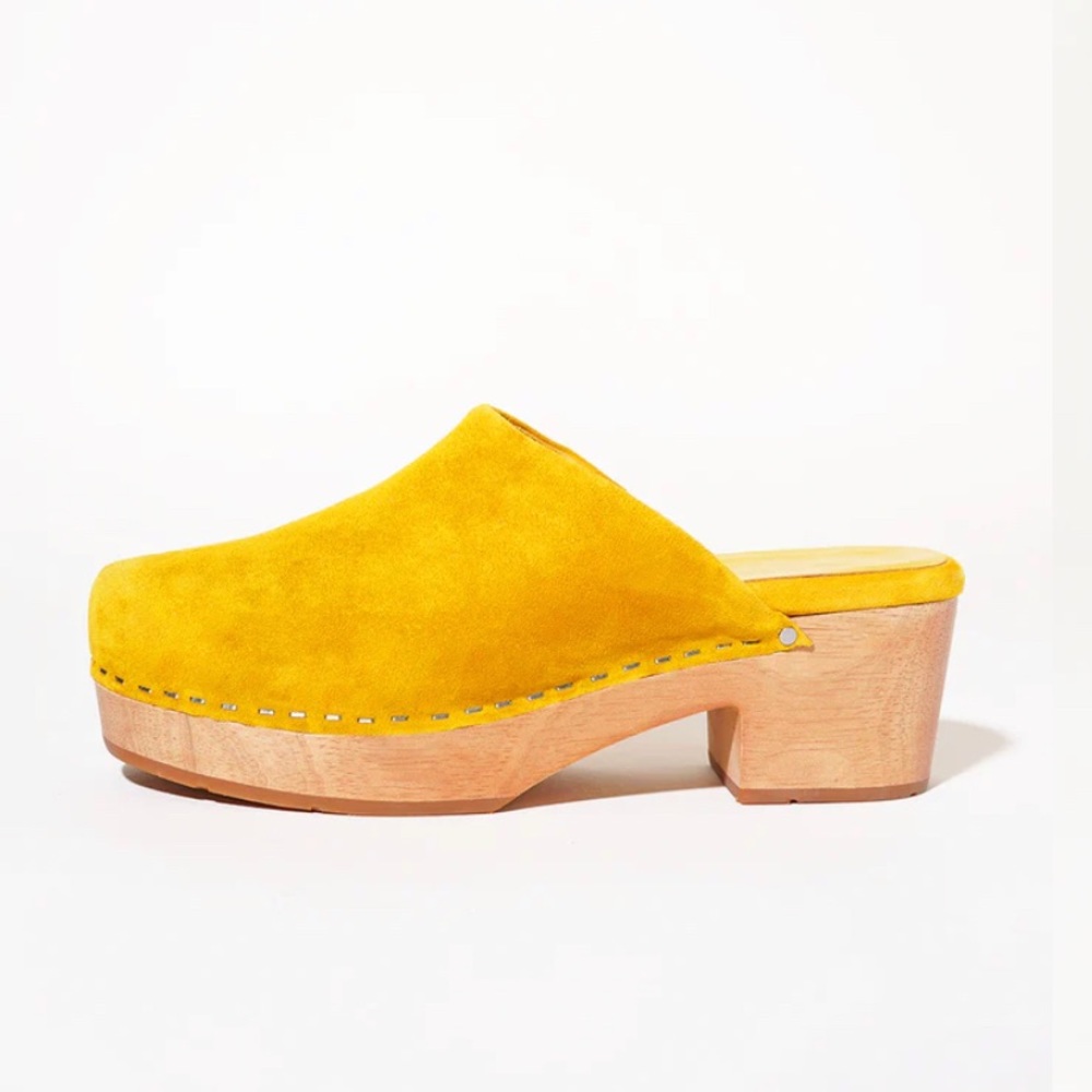 Suede clogs